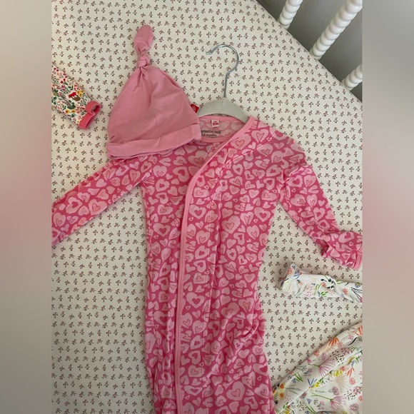 Magnetic Me - 3 Gown and Hat Sets (6 Pieces) Nb-3 Months - Picture 4 of 7